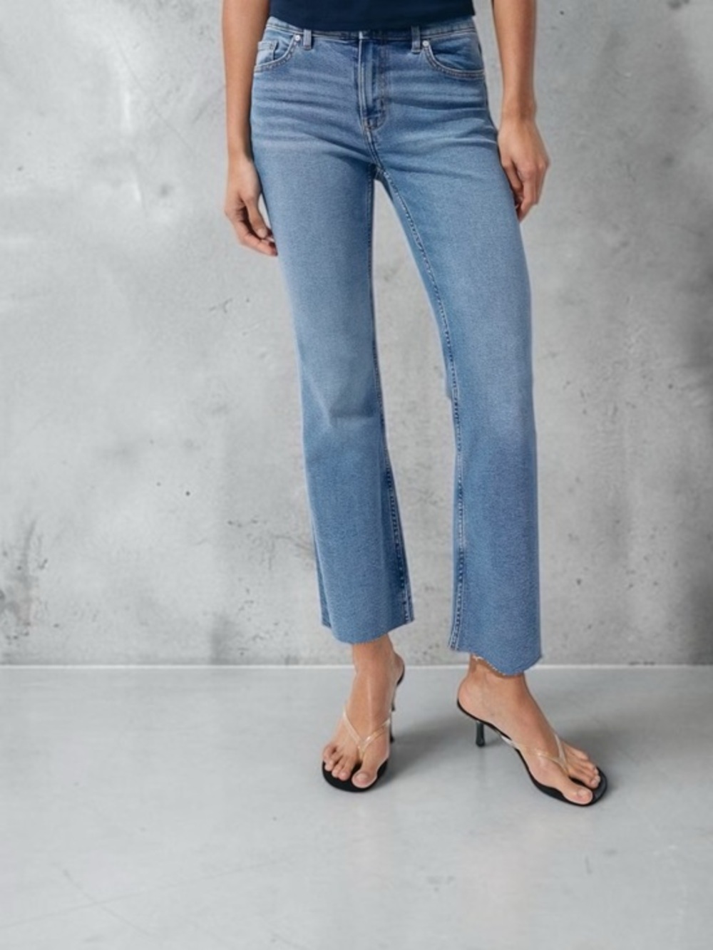 Sienna Flared Cropped Jeans Light Blue Straight Crop Women’s Size 26 Denim Pants